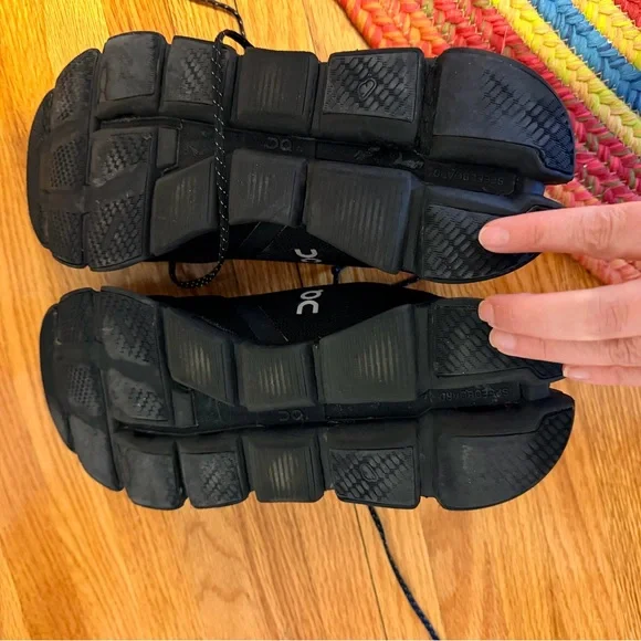 On Running women’s  Black Athletic Shoes - Picture 4 of 4